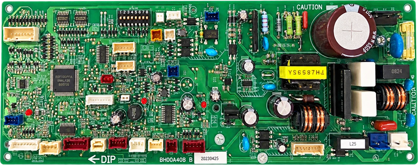 業務用エアコンの制御基板。水がかからないよう養生し、動作を点検します